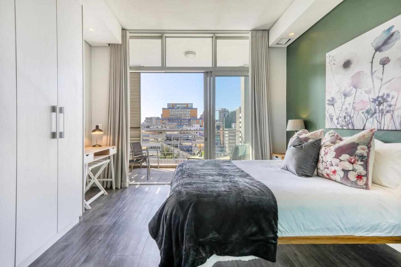 Backup-powered Colourfull Balcony Apartment Cape Town