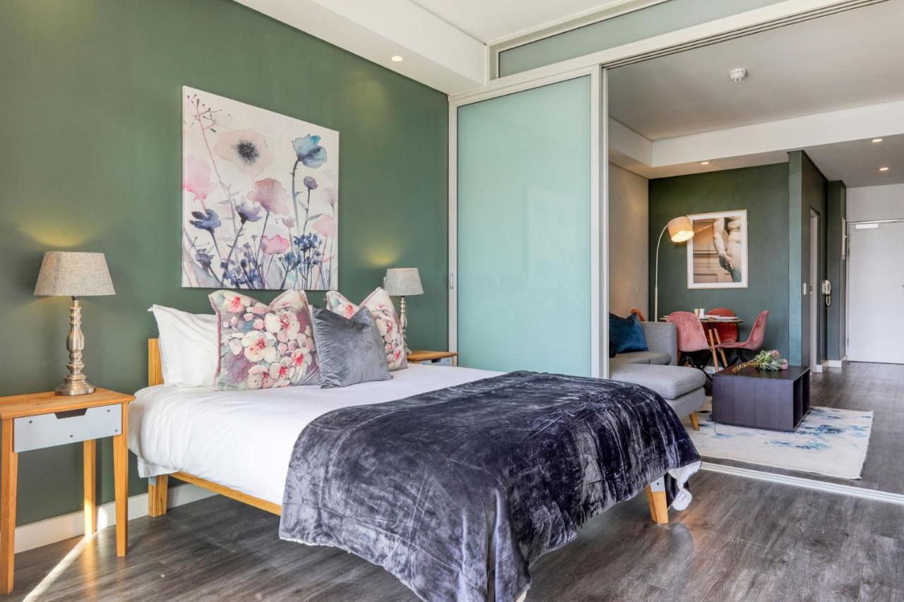 Backup-powered Colourfull Balcony Apartment Cape Town